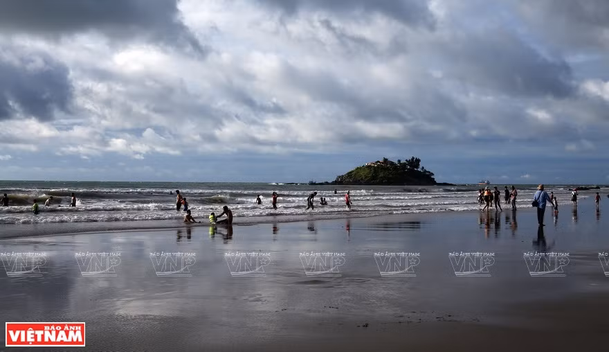 Turistas contemplan la belleza del mar en barcos. (Fuente: VNA)