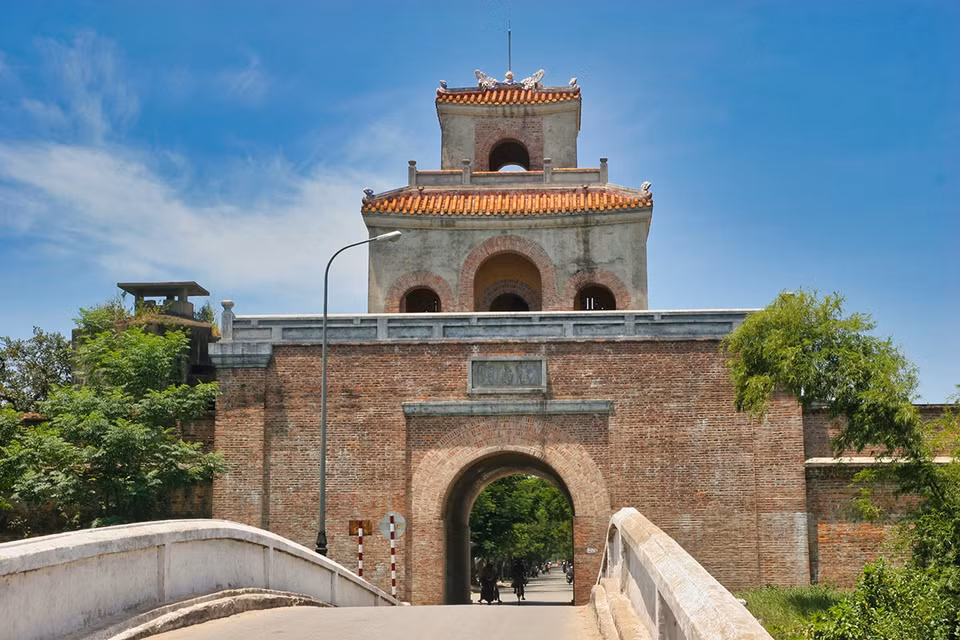 La Puerta Tay Nam (Suroeste), conocida también como la Derecha fue construida en 1809 y se sitúa en la calle Yet Kieu (Fuente: thanhnien.vn)