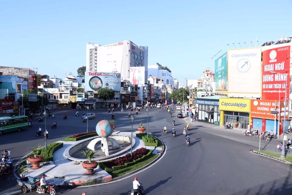 En la rotonda La Cha Ca, del distrito de Tan Binh, circula poca gente en el primer día que la ciudad aplica el distanciamiento social. (Fuente: VNA)