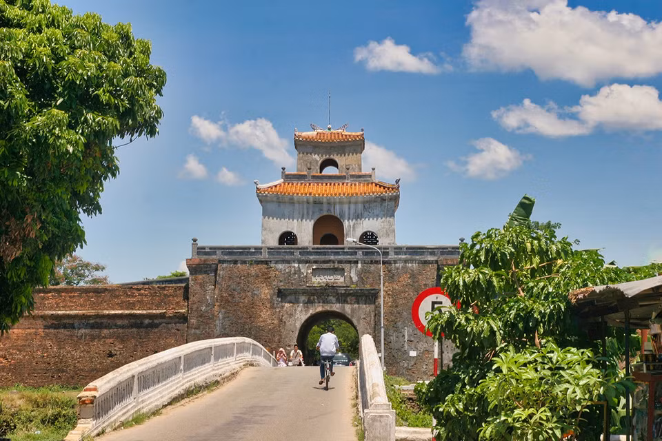 La Puerta Tay Bac (Noroeste), conocida igualmente como An Hoa, se ubica en la calle Nguyen Trai (Fuente: thanhnien.vn)