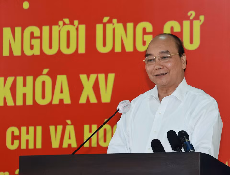 El presidente Nguyen Xuan Phuc presenta el programa de acción en el encuentro con votantes en el distrito de Cu Chi. Fuente: VNA
