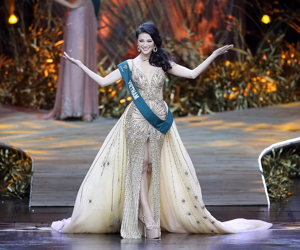 La vietnamita Nguyen Phuong Khanh en el vestido de gala en la final de Miss Tierra 2018 (Fuente: Xinhua/VNA)