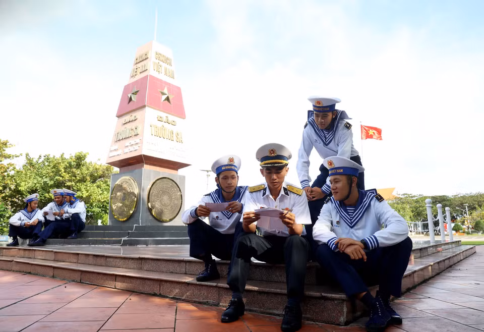 Los oficiales y soldados de Truong Sa recibieron cartas enviadas desde el continente. (Foto: VNA)