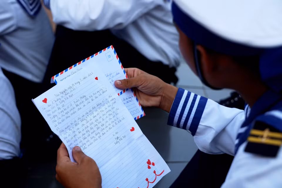 Los soldados de Truong Sa leen cartas del continente. (Foto: VNA)