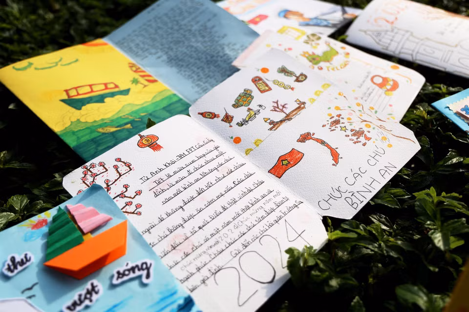 Tarjetas de felicitación de primavera enviadas por niños de todo el país a oficiales y soldados de Truong Sa. (Foto: VNA)
