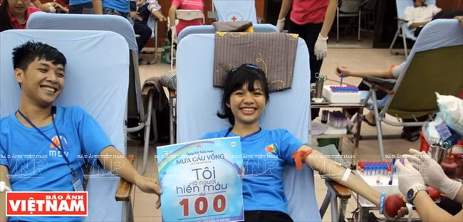 Thuy Hao y Cong Minh son una pareja especial, pues han donado sangre 100 veces. “Nos conocimos en el programa de donación de sangre y estoy muy feliz de participar en el evento de este año con mi novio. ʽMua Cau Vong es una actividad de gran importanciaʼ”, dijo Thuy Hao. (Fuente: VNA) 