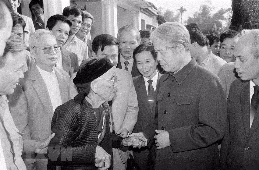 Do Muoi y pobladores del distrito de Thuong Tin en 1992 (Fuente: VNA)