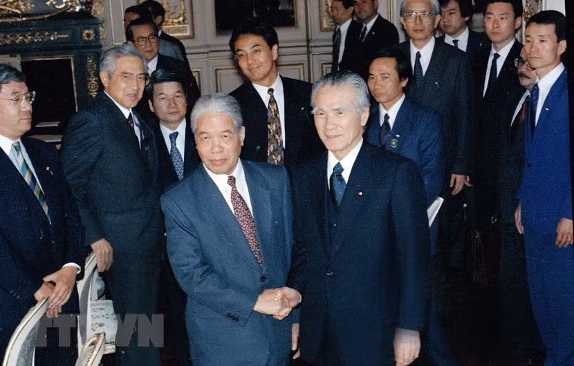 Do Muoi y el primer ministro de Japón, Tomiichi Murayama, en la visita oficial al país esteasiático en 1995 (Fuente: VNA)