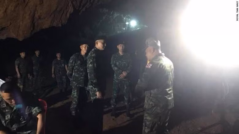 Fuerzas de rescate encontran sandalias y mochilas en la cueva (Fuente: VNA)