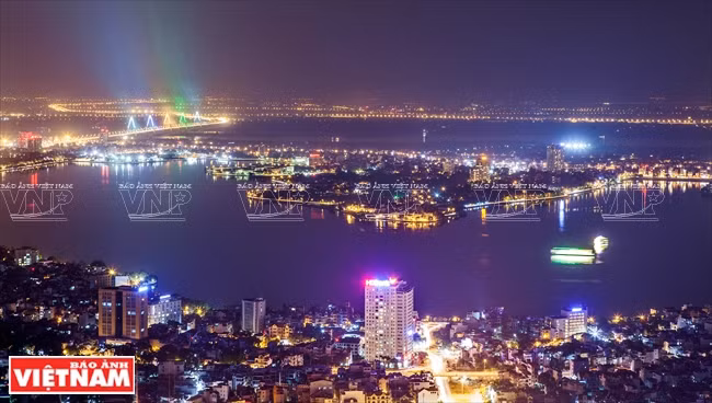  Panorama del lago de Oeste, lo lejos se aprecia el puente de Nhat Tan (Fuente: VNA)