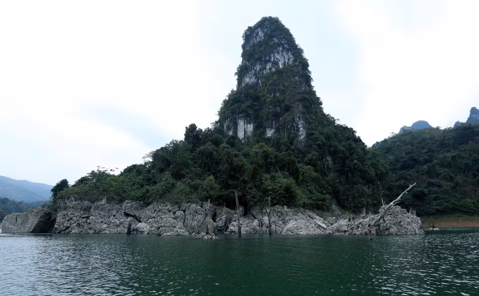 Las montañas de piedra caliza, con rica vegetación, se alzan en medio del vasto lago. (Foto: VNA)