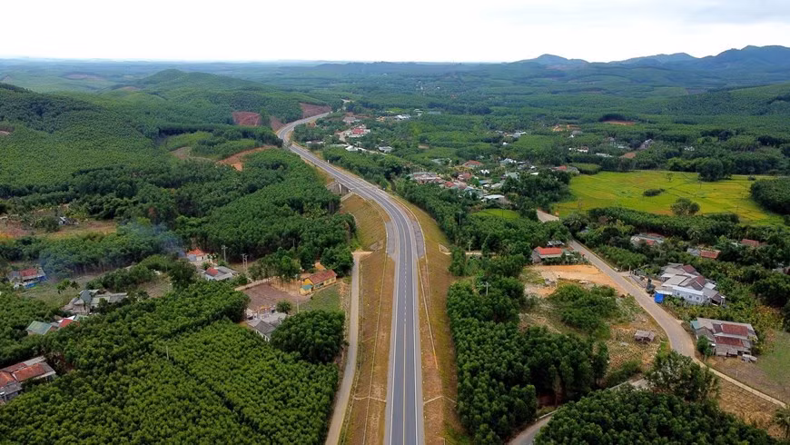 La ruta atraviesa principalmente las colinas y montañas de la cordillera de Bach Ma (Fuente: VNA)