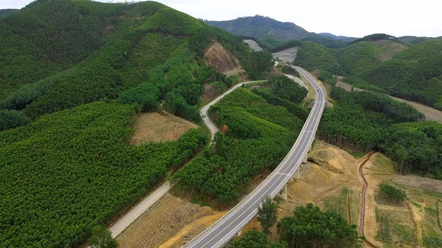 Desde arriba se puede ver cómo la autopista se extiende entre los cerros (Fuente: VNA)