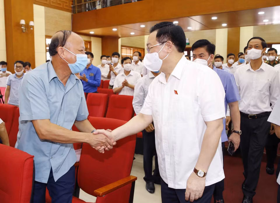 El presidente de la Asamblea Nacional, Vuong Dinh Hue, se reúne con los votantes en el distrito de Vinh Bao (Fuente: VNA)