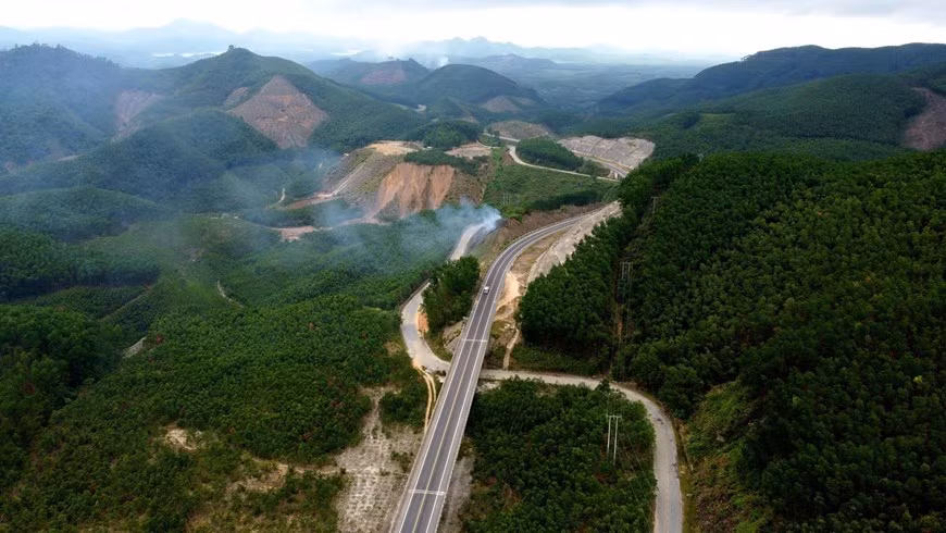 La autopista La Son-Tuy Loan cuenta con una inversión total de cerca de 500 millones de dólares y en la primera fase del proyecto se construyeron más de 77 kilómetros de largo con dos carriles y 12 metros de ancho (Fuente: VNA)