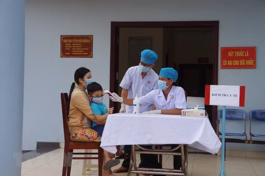 La fuerza médica militar en el distrito de Truong Sa realiza el examen de salud y divulga a los pobladores las medidas destinadas a prevenir la pandemia (Fuente: VNA)