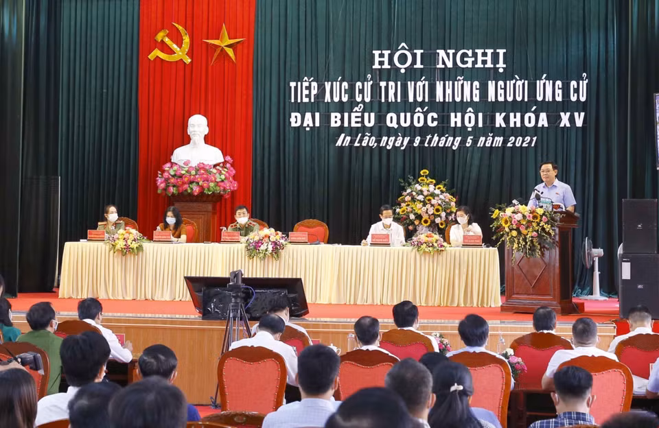 El presidente de la Asamblea Nacional, Vuong Dinh Hue, interviene durante la reunión con los votantes en el distrito de An Lao (Fuente: VNA)