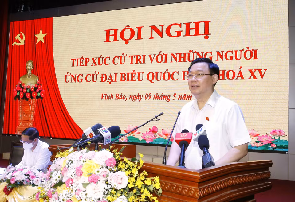 El presidente de la Asamblea Nacional, Vuong Dinh Hue, interviene durante la reunión con los votantes en el distrito de Vinh Bao (Fuente: VNA)