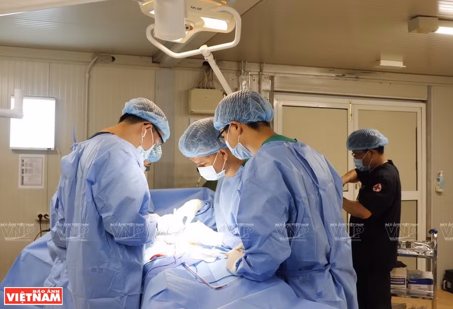 Los medios de comunicación de los países y de la ONU publican las imágenes de médicos militares vietnamitas que cuidan a sus pacientes (Fuente: Departamento de Mantenimiento de la Paz de Vietnam)
