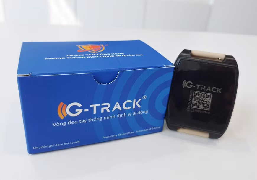 El Centro nacional de tecnología para la prevención y el control del COVID-19 y la compañía de Ginnovations presentaron la pulsera electrónica de monitoreo hecha en Vietnam para los casos F1 que realizan el aislamiento domiciliario (Foto: Ginnovations)