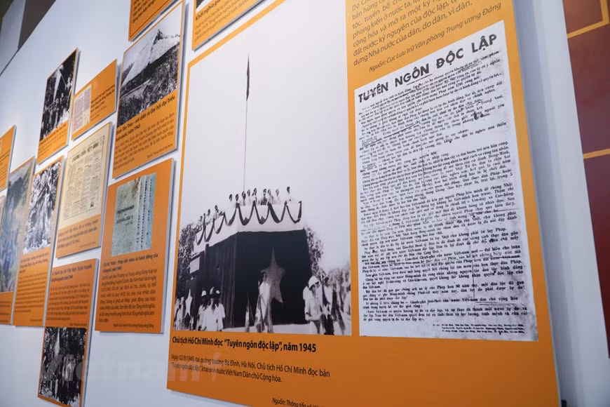 La exhibición “Vietnam - Independencia y Resiliencia” consta de cinco partes, la primera de las cuales presenta imágenes, documentos y artefactos con el tema “Camino a la independencia y libertad” que reflejan importantes hitos históricos de la resistencia del país desde la invasión de los colonialistas franceses (1858) hasta la victoria de la Revolución de Agosto de 1945, el primer gran triunfo del pueblo vietnamita bajo la dirección del Partido Comunista de Vietnam. El 19 de agosto de 1945, decenas de miles de personas en Hanoi y provincias vecinas acudieron a la plaza de la Ópera de Hanoi para asistir a la gran manifestación, en respuesta al levantamiento general para tomar el poder. (Foto: Vietnam+)
