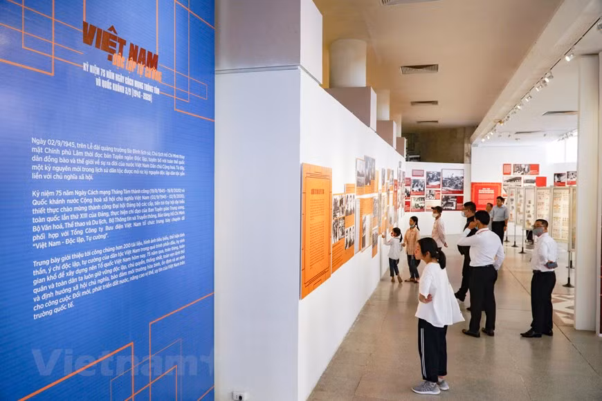 Para celebrar el 75 aniversario de la victoria de la Revolución de Agosto (19 de agosto de 1945 - 19 de agosto de 2020) y el Día Nacional (2 de septiembre de 1945 - 2 de septiembre de 2020), el Museo de Ho Chi Minh, en coordinación con la Corporación de Correos de Vietnam, inaugura una exposición bajo el tema “Vietnam - Independencia y Resiliencia”. El evento tiene como objetivo ayudar a las personas a comprender profundamente el significado, el papel y el valor histórico de las resistencias nacionales por la libertad e independencia de la Patria, además de presentar la belleza de la cultura, la historia, el país y la gente vietnamita a amigos internacionales. (Foto: Vietnam+)