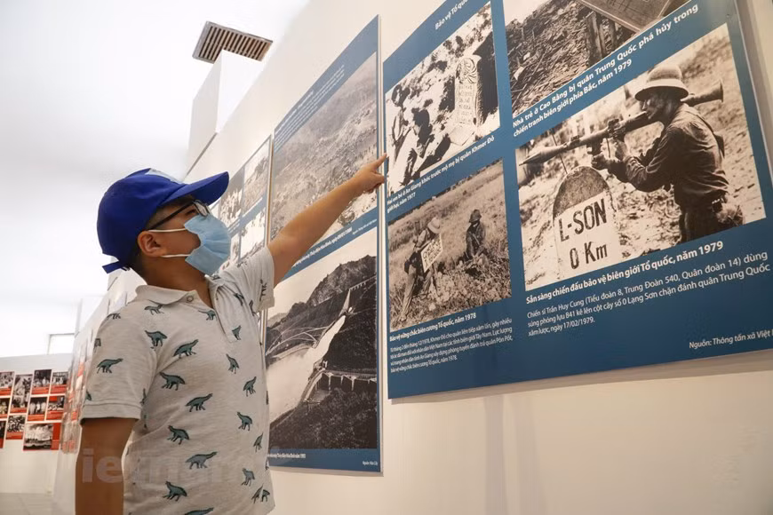 La exposición “Vietnam - Independencia y Resiliencia” se efectúa en el Museo de Ho Chi Minh, en el número 19 de la calle Ngoc Ha, distrito de Ba Dinh, en Hanoi. Los visitantes al muestrario cumplen estrictamente las regulaciones antiepidémicas como el lavado de manos con gel antiséptico y el uso de mascarillas para evitar la propagación del coronavirus. Se trata de un lugar interesante para los turistas nacionales y extranjeros en ocasión del Día Nacional. La exhibición no solo atrae a los ancianos, sino que las generaciones jóvenes están muy emocionadas de contemplar los documentos y objetos históricos de su país. (Foto: Vietnam+)