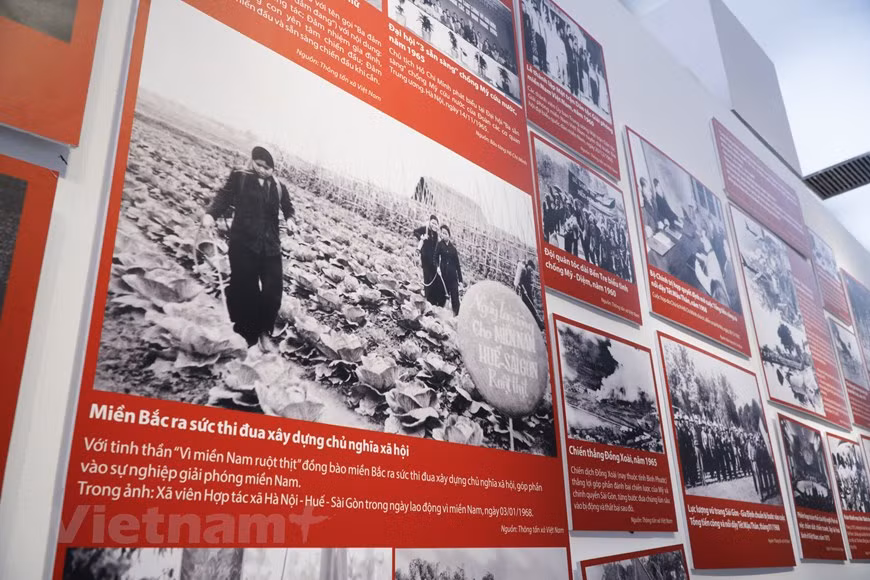 Con el tema “Construir el socialismo bajo la guerra", la tercera parte presenta al público el Vietnam en el período 1954-1975. Tras los acuerdos alcanzados en la Conferencia de Ginebra (1954), los franceses se retiraron de Indochina y Vietnam quedó dividido en dos estados: la República Democrática de Vietnam, en el norte, y la República de Vietnam, en el sur. Iniciada el 8 de mayo de 1954, la Conferencia de Ginebra incluyó 31 sesiones. Tras 75 jornadas de trabajo, se firmó el Acuerdo de Ginebra, un documento importante para recuperar la independencia y la integridad territorial de Vietnam y otros países indochinos. (Foto: Vietnam+)