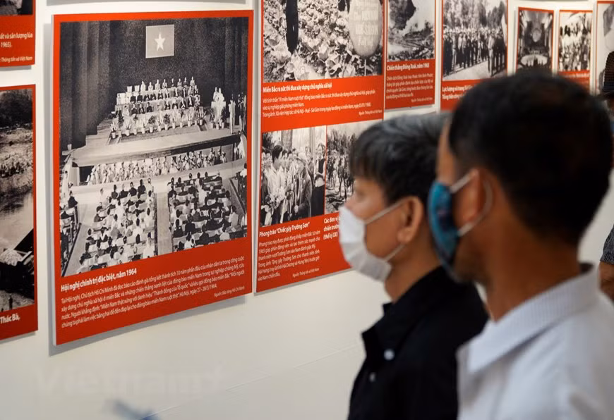 La segunda parte es la “Resistencia y construcción de la nación” (1945-1954), que muestra imágenes, documentos y objetos sobre el período extremadamente difícil de la joven República Democrática de Vietnam, así como las decisiones del Presidente Ho Chi Minh, el Comité Central del Partido Comunista de Vietnam y el Gobierno para luchar contra el hambre, el analfabetismo y contra los enemigos dentro y fuera del país, con el fin de mantener la libertad y la independencia nacionales. El 2 de septiembre de 1945, en la histórica plaza de Ba Dinh, el presidente Ho Chi Minh, en nombre del gobierno revolucionario provisional, leyó la Proclamación de Independencia y declaró el nacimiento de la República Democrática de Vietnam. (Foto: Vietnam+)