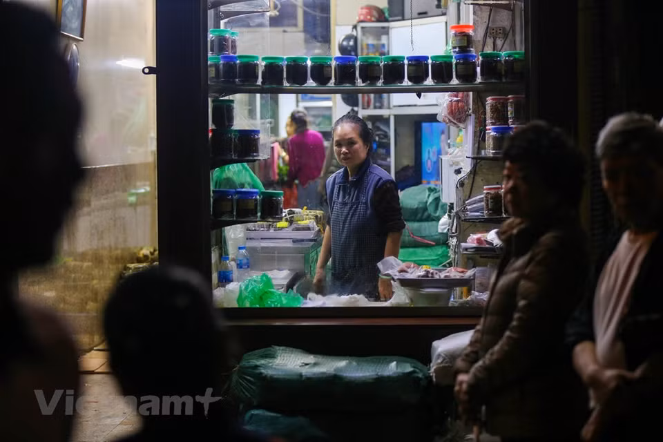Por tal motivo, cada 23 de diciembre del calendario lunar, muchas personas se alinean en la calle Hang Bong para comprar Banh Chung. Banh Chung se prepara con arroz glutinoso relleno con frijoles verdes cocinados al vapor y macerados, carne de cerdo sazonada con pimienta, cebolla y otros ingredientes que se envuelven en hojas Dong (Phrynium placentarium) y se hierve a fuego lento durante horas. Para las familias vietnamitas, el “Bánh chưng” es un manjar indispensable en la bandera de ofrendas de culto a los ancestros en ocasión del Tet (Año Nuevo Lunar). Actualmente, ante el ambiente agitado de la vida, muchas familias optan por comprar el “Bánh chưng” ya elaborado en vez de prepararlo en casa, Fuente: Minh Son / Vietnam +)