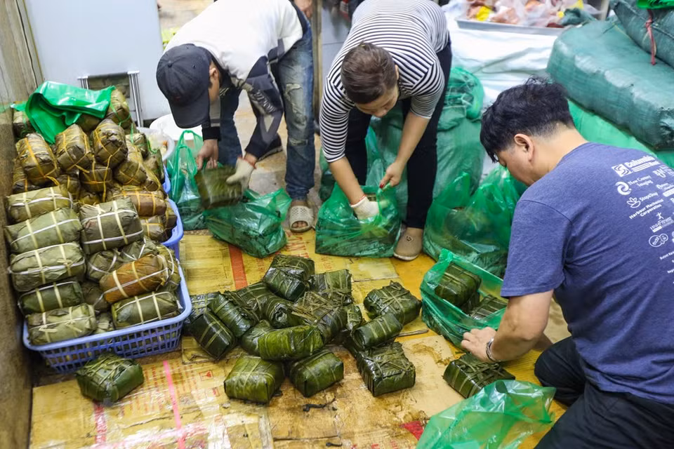 A muchos clientes les gusta comprar Banh Chung (pasteles cuadrados de arroz glutinoso, cerdo y guisantes envueltos en hojas de banano) y Gio Cha (jamón o salchicha de Vietnam) en esta tienda debido a que los pasteles aquí tienen un aroma típica, menos picante, sabor rico y único. El color verde de esta hoja representa a las plantas, a las frutas maduras y la carne de cerdo, a los animales del planeta, mientras el arroz es sinónimo de la civilización arrocera. Banh Chung forma parte esencial de la celebración del Tet (Año Nuevo Lunar), la fiesta tradicional más importante de Vietnam. (Fuente: Minh Son / Vietnam +)