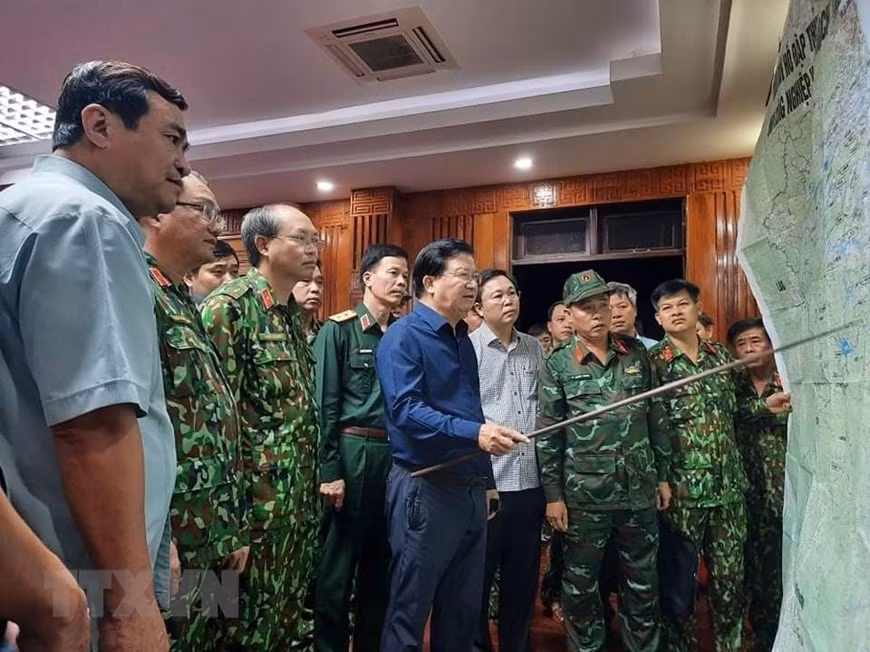 El viceprimer ministro Trinh Dinh Dung dirige las labores de búsqueda y rescate de 53 personas desaparecidas en el distrito montañoso de Nam Tra My, provincia de Quang Nam, la noche del 28 de octubre. (Fuente: VNA)