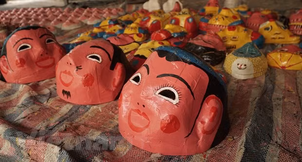 Para satisfacer la demanda del mercado y crear una posición en las actividades culturales étnicas, estos juguetes folclóricos están creando gradualmente su propia huella. En medio de la integración global, los artesanos de la aldea de oficio de Ong Hao aún conservan los valores de la identidad nacional mediante sus productos. Cada juguete folclórico conlleva una historia educativa ligada con una determinada alusión literaria, esperamos que mediante ellos la infancia pueda percibir la cultura tradicional del pueblo. En los últimos años, tanto los vietnamitas como los turistas extranjeros prefieren los productos tradicionales debido a su diversidad. Especialmente, los juguetes fabricados con cartón y pegamento no son tóxicos y resultan amigables con el medio ambiente. (Foto: Vietnam +)