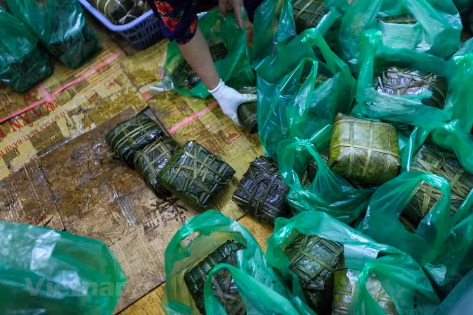 Los Banh Chung se empaqueta por separado en cada bolsa de plástico de acuerdo con los requisitos del cliente. La mayoría de las personas que vienen a la tienda compran uno o más pares de Banh Chung. El Banh Chung es un pastel tradicional vietnamita hecho con arroz glutinoso, frijol chino, cerdo y otros ingredients. Considerado un elemento esencial del altar familiar con motivo del Tet, la elaboración y consumo de Banh Chung durante esa época es una tradición bien conservada por los vietnamitas. Aparte de por la fiesta de Tet, el Banh Chung también se consume todo el año como delicia de la cocina vietnamita. (Fuente: Minh Son / Vietnam +)
