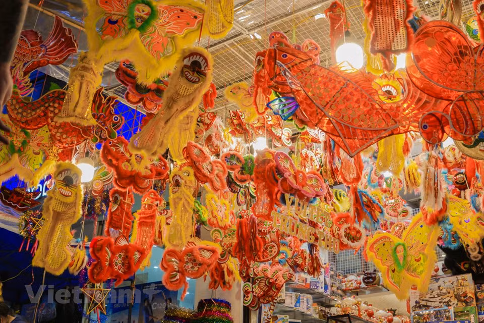 El área de venta de juguetes tradicionales, incluidos linternas, máscaras, tambores, entre otros, todavía constituye el destino favorito de los jóvenes. (Foto: Minh Hieu / Vietnam +)