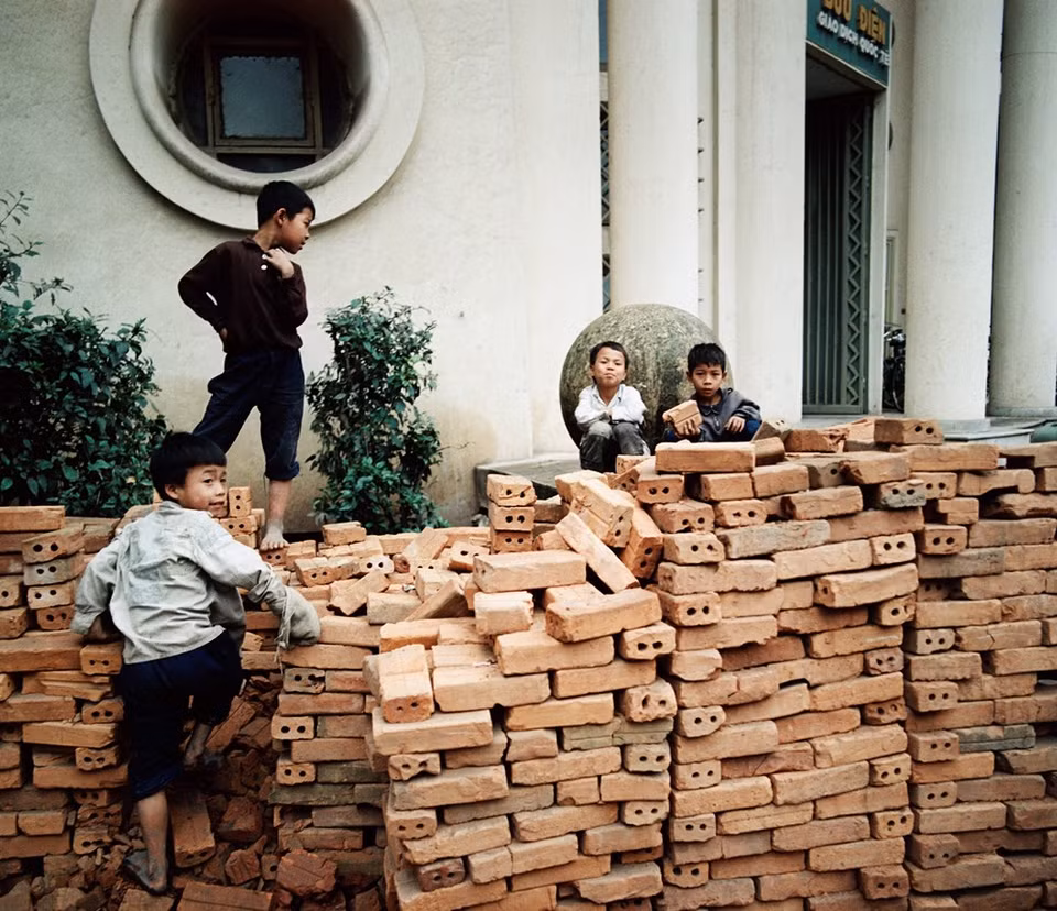 Una obra de construcción en la calle de Dinh Tien Hoang, al lado del lago de Hoan Kiem de Hanoi, Vietnam en 1975.