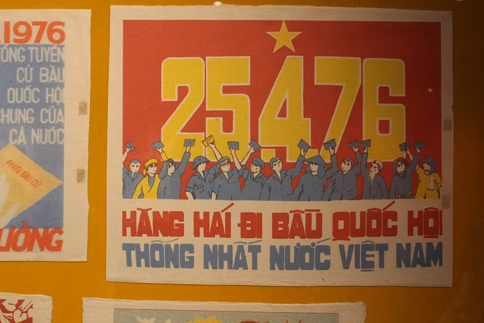 Las imágenes de los comicios generales del 26 de abril de 1976 para elegir a los diputados de la Asamblea Nacional de Vietnam, luego de la liberación total del Sur y la reunificación del país, se mantienen intactas en la mente de muchos ciudadanos. Con más de mil pósteres, la muestra tiene como objetivos transmitir al público el espíritu de lucha, construcción y defensa nacional, así como promover el estudio y seguimiento de la ideología, la moral y el estilo de vida del Presidente Ho Chi Minh. Esas obras también se refieren a los grandes logros de la revolución vietnamita bajo el liderazgo del prócer de la independencia nacional y el Partido Comunista de Vietnam (Foto: Minh Anh/Vietnam+)