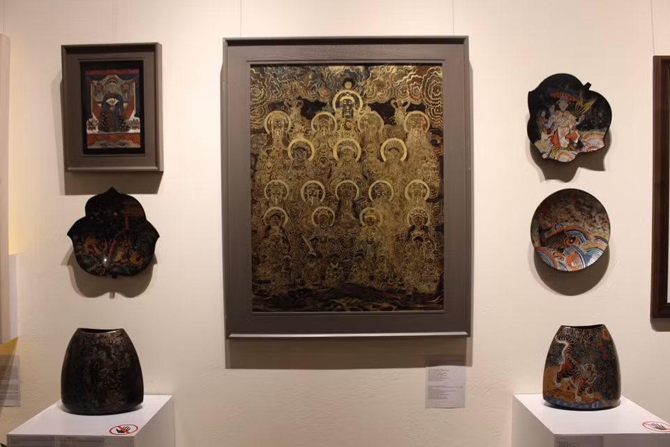 Esta exposición también es una ocasión para alentar y honrar las creaciones individuales de los estudiantes y artistas jóvenes en su carrera, como contribución a preservar y promover los valores de los patrimonios nacionales. Durante un mes, los estudiantes que participan en el evento tendrán la oportunidad de aprender directamente de la experiencia al respecto del artista Le Dinh Nghien, último y único maestro en las tareas de dibujo del cuadro Hang Trong. Le Dinh Nghien ahora vive en el distrito capitalino de Hoan Kiem, cuenta con más de 50 años de experiencia en el campo y hasta la fecha sigue trabajando para mejorar la calidad de sus obras. (Fuente: Vietnam+)