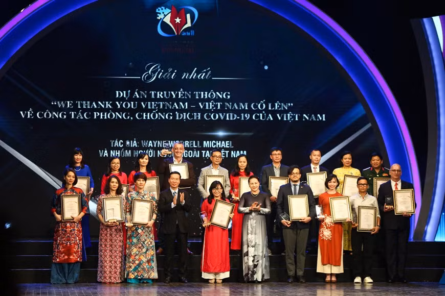 El periódico electrónico Vietnamplus de la Agencia Vietnamita de Noticias gana cinco premios, de ellos uno de primer premio, uno de segundo premio, dos de tercer premio y uno de consolación. En la edición de este año, la agencia, con obras escritas en 17 idiomas extranjeros, recibe 44 de los 175 premios otorgados en el certamen.Al lado de la participación de autores vietnamitas, esta edición del concurso nacional de Informaciones para el Exterior de Vietnam atrajo la participación de numerosos extranjeros, lo que demuestra el creciente interés internacional en los eventos y asuntos del país indochino, especialmente en el contexto que el mundo y este país enfrentan desafíos sin precedentes en medio de la pandemia (Fuente: Ta Hien/Vietnamplus)