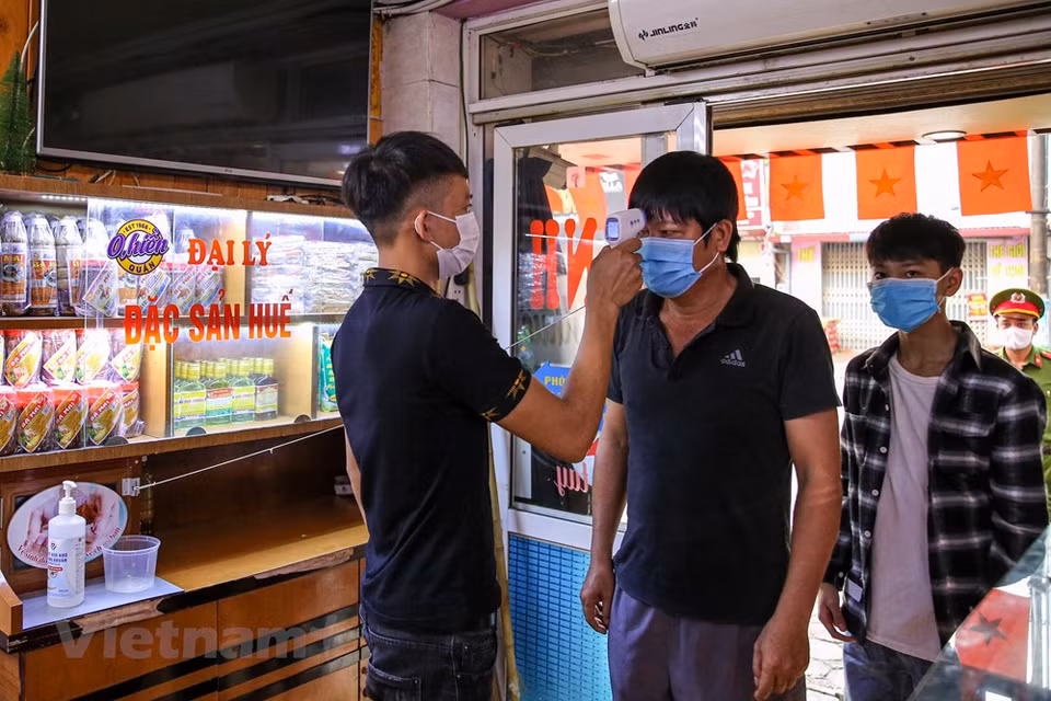 Se trata de una de las medidas necesarias de Hanoi para limitar el rebrote del COVID-19 en la comunidad. La capital vietnamita continuará aumentando la divulgación para elevar la conciencia de la población en la prevención y control de esa enfermedad. La pandemia se deriva del virus coronavirus 2 del síndrome respiratorio agudo grave (SARS-CoV-2). La Organización Mundial de la Salud (OMS) la reconoció como una pandemia global el 11 de marzo de 2020. Los síntomas más comunes son la fiebre, la tos seca y dificultades para respirar. Las complicaciones pueden incluir neumonía, síndrome respiratorio agudo o la sepsis. Todavía no existe una vacuna o tratamiento antivírico 100 por ciento efectivo y la única forma de abordaje del mal es a través de la terapia sintomática y de apoyo. (Foto: Minh Son / Vietnam +)