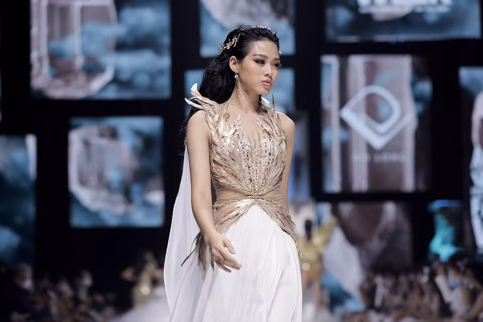 La presentación de la colección “The Valley Of Goddess” (Valle de Diosas) del diseñador Do Long atrajo nuevos rostros con el inicio del top 3 del concurso Miss Vietnam 2020: miss Do Thi Ha, primera y segunda finalistas Pham Ngoc Phuong Anh, de 22 años de edad, y Nguyen Le Ngoc Thao, de 20 años, respectivamente. (Fuente:VNA)