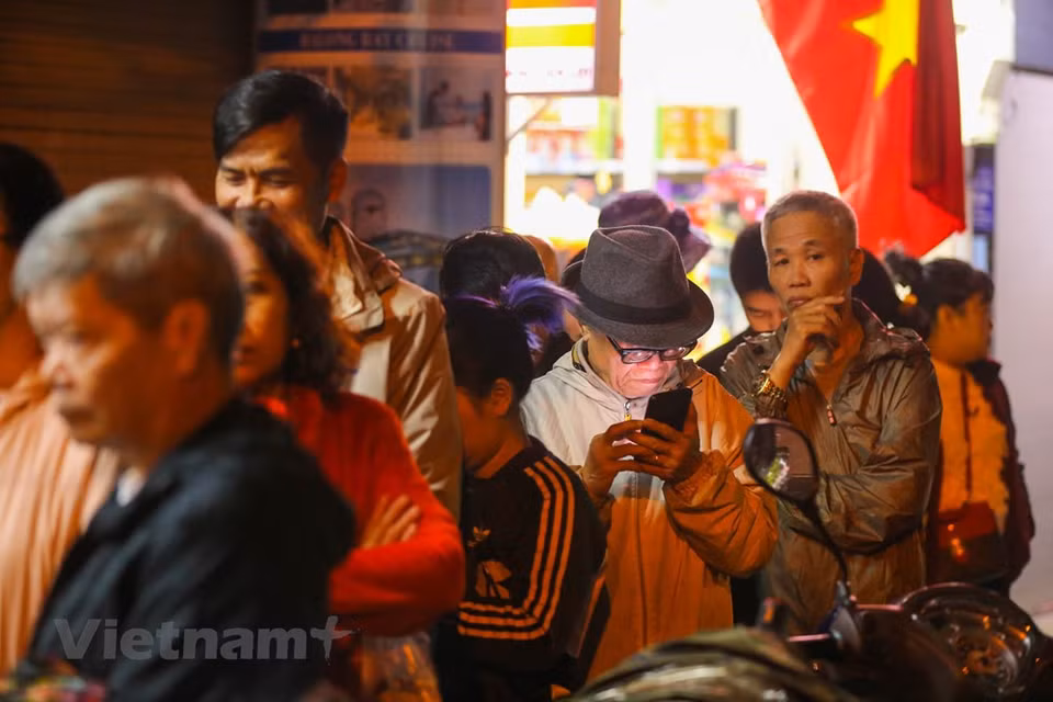 Desde la madrugada del último día del año lunar, mucha gente espera para comprar Banh Chung en la tienda de Quoc Huong en Hang Bong del distrito de Hoan Kiem, Hanoi. Para las familias vietnamitas, el “Bánh chưng” (pastel de arroz) es un manjar indispensable en la bandera de ofrendas de culto a los ancestros en ocasión del Tet (Año Nuevo Lunar). Actualmente, ante el ambiente agitado de la vida, muchas familias optan por comprar el “Bánh chưng” ya elaborado en vez de prepararlo en casa. (Fuente: Minh Son / Vietnam +)