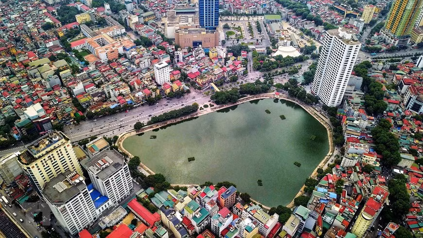 El lago Ngoc Khanh tiene un área de 3,6 hectáreas, y está ubicado en el barrio de Ngoc Khanh, distrito de Ba Dinh, rodeado por las calles de Nguyen Chi Thanh y Pham Huy Thong. (Foto: VNA)