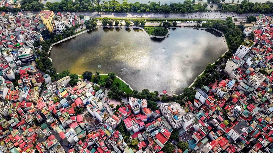 El lago Ba Mau se encuentra en la calle de Le Duan en el barrio de Phuong Lien, distrito de Dong Da. (Foto: VNA)