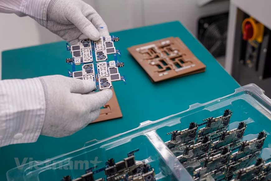 La empresa vietnamita VinSmart, subordinada al mayor conglomerado privado de Vietnam, VinGroup, coopera con la firma italiana de diseño Pininfarina para producir una nueva línea de teléfonos más inteligentes y de moda, y coherente con el lenguaje de diseño internacional, informó hoy una fuente oficial. El producto combina la calidad y el rendimiento sobresaliente de Vinsmart y la belleza elegante y exquisita de Pininfarina. Se da a conocer al público en 2020. En tal sentido, ambas partes trabajan juntas para crear un estilo específico para la nueva generación de teléfonos inteligentes de la marca Vsmart, incluidos el diseño del cuerpo, el método de visualización y el lenguaje operativo. (Fuente:Vietnamplus)