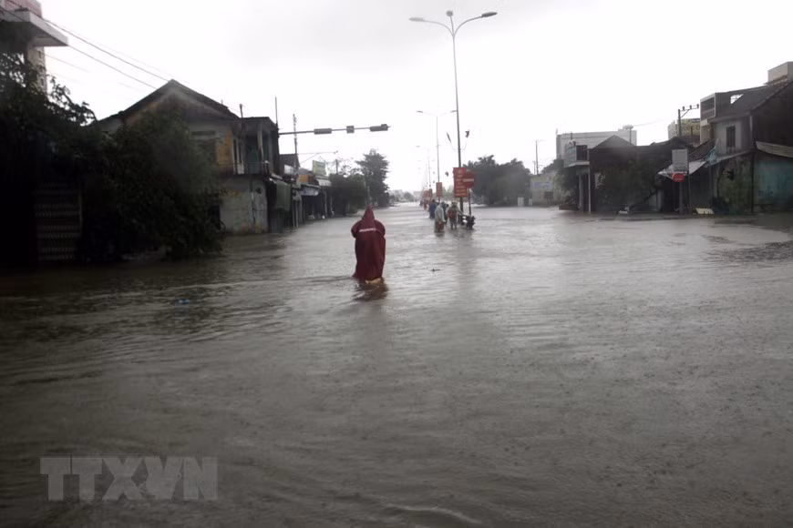 Una carretera en la provincia de Quang Nam quedó anegada (Foto: VNA)