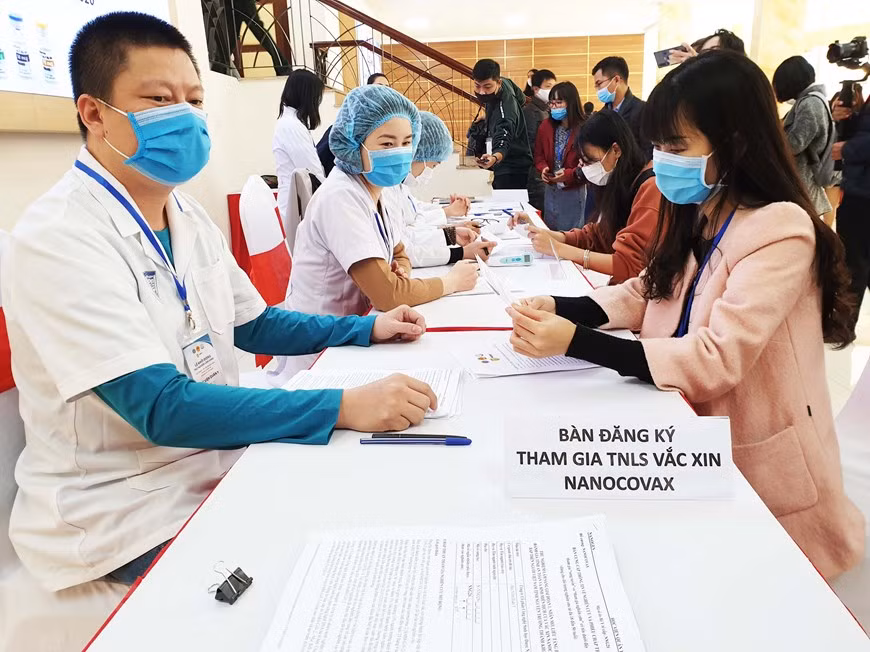 Muchos voluntarios se presentaron en la Academia de Medicina Militar para registrarse para el programa. 