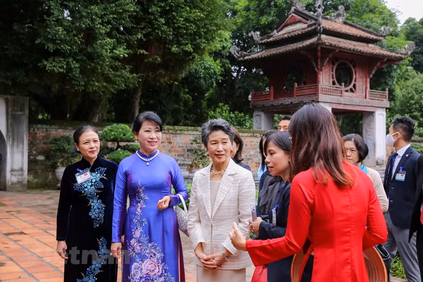 La señora Suga Mariko conoce acerca de la fundación y el desarrollo de Van Mieu-Quoc Tu Giam, primera universidad de Vietnam, y contempla obras arquitectónicas en el recinto del sitio. Construida en 1070, sesenta años después de la fundación de Hanoi como centro económico y político del país, la institución cumplió, durante sus primeros tiempos, las funciones de culto al filósofo Confucio. El rey de la dinastía Ly lo transformó en 1076 en una escuela de enseñanza superior y convocó al primer examen de ingreso. Al principio solo ofrecía clases a príncipes, y a partir de 1223 abrió las puertas a ganadores de los concursos nacionales. (Fuente: Vietnamplus)