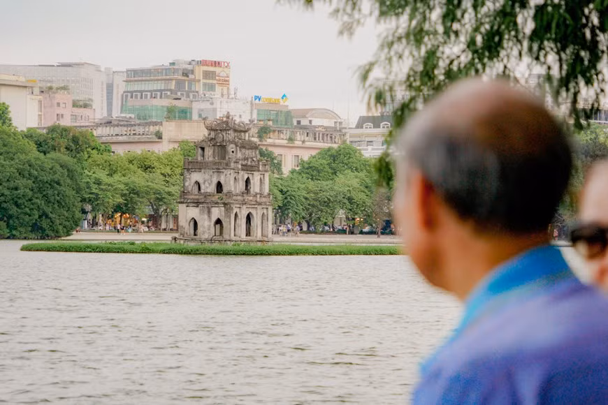 Al contemplar la Torre de la Tortuga, un “hanoyense” cuenta la historia del lugar. Hace muchos años, China emprendió una invasión sobre Vietnam y el emperador de este último país, Le Loi, quiso recuperar su imperio. Se hallaba cerca del lago, cuando una tortuga salió del agua para entregarle una espada con poderes mágicos, que utilizaría para vencer a los invasores. La condición era que, una vez finalizado su cometido, el emperador devolviera la espada. Un día cuando el país ya había ganado la soberanía, la tortuga salió del lago, le arrebató la espada y se sumergió de nuevo en las aguas llevándosela al fondo para no ser vistas nunca más ninguna de las dos. Después, en el medio del lago, se construyó un pequeño islote con la llamada Torre de la Tortuga para recordar a la tortuga sagrada y rendirle tributo por su ayuda. 