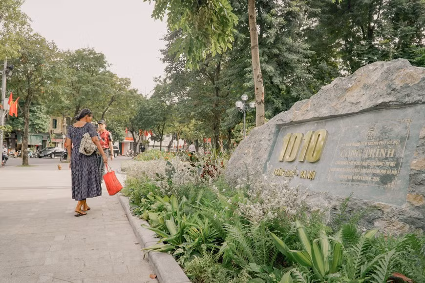 El proyecto de renovación y embellecimiento del lago Hoan Kiem se completó después de cinco meses de construcción para celebrar el 1010 aniversario de Thang Long-Hanoi. La primera etapa de la capital milenaria constó del año de fundación de la capital vietnamita en 1010 hasta 1858 cuando los colonialistas franceses invadieron el país, mientras que la segunda abarcó las luchas pasadas contra los agresores extranjeros y el proceso de construcción de la ciudad, desde 1858 hasta 1986. La última etapa demostró los logros alcanzados en el periodo de renovación emprendido por Vietnam, desde 1986 hasta hoy día, tales como el recibimiento de Hanoi del título de Ciudad de Paz y su participación en la red de las urbes creativas de la UNESCO.